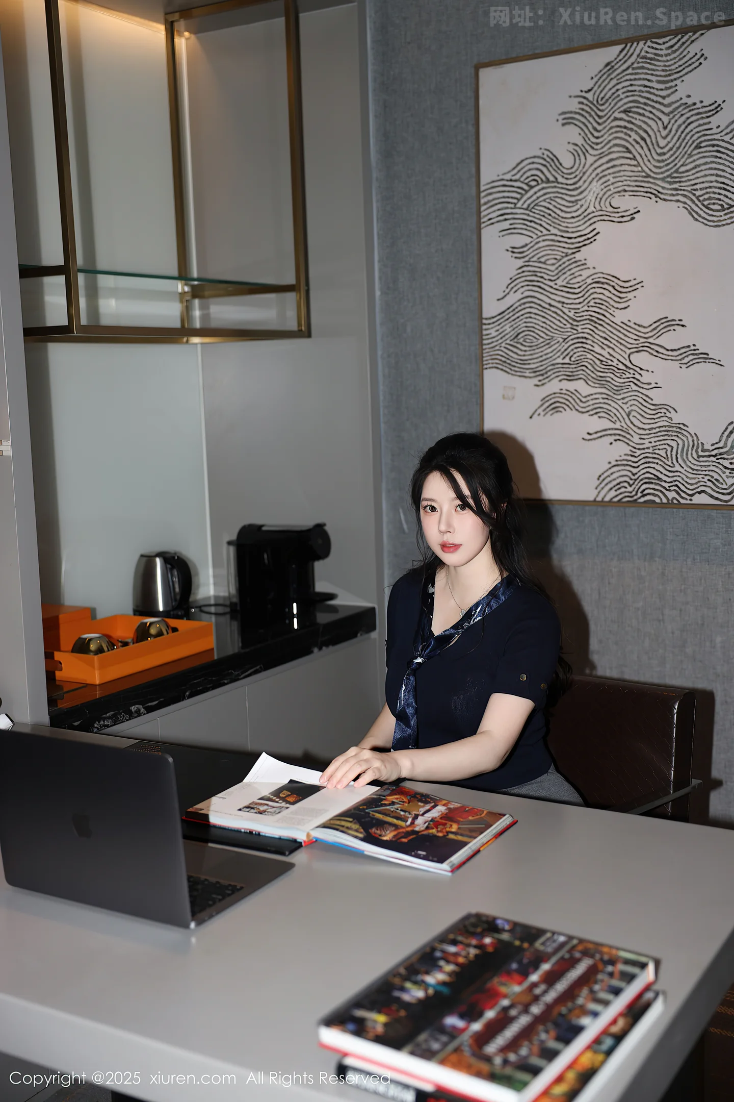 图片[2]-[XiuRen秀人网] VOL.10266 模特白茹雪abby性感黑色OL服饰配灰丝吊袜秀丰腴身材诱惑写真72P-秀人网官方网站